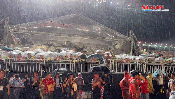 40.000 khán giả đội mưa xem concert 'Tổ quốc trong tim'