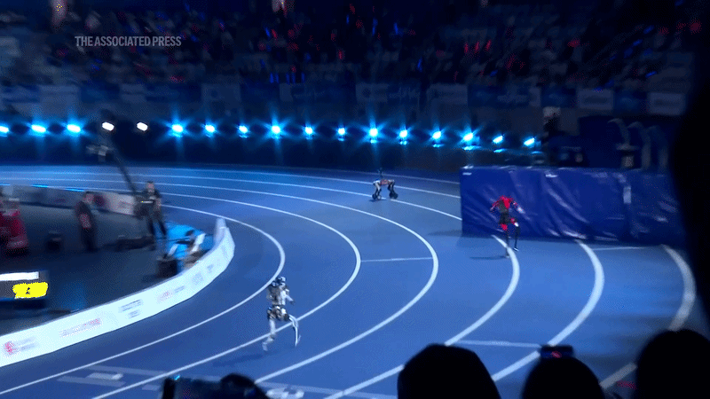 Xem robot Trung Quốc phá kỷ lục của 'tia chớp đen' Usain Bolt