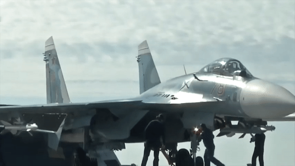 UAV Ukraine tập kích tiêm kích hạm Su-33 hàng hiếm của Nga?