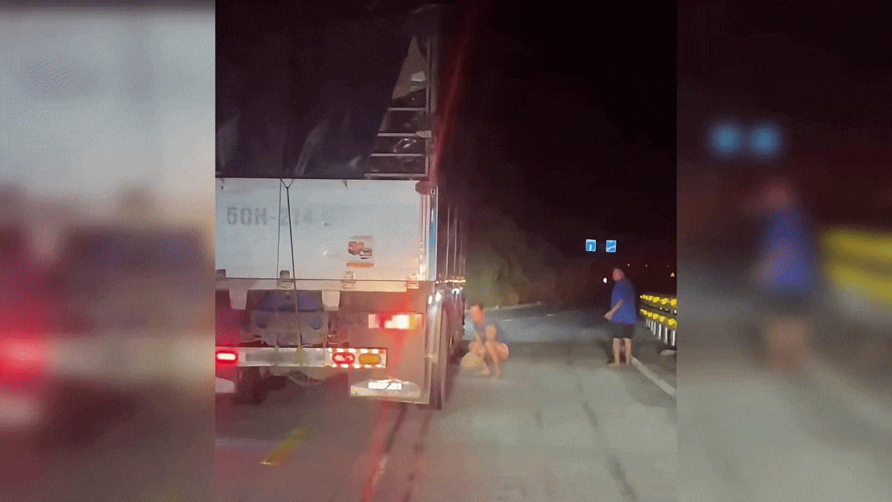 Clip: Ô tô tải mất phanh, phụ xe lấy đá chèn bánh
