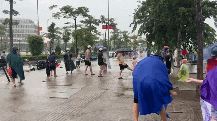 Người Hải Phòng thích thú vồ cá trong mưa