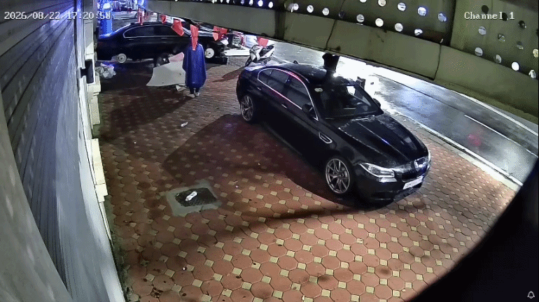 [CLIP] Nhóm đối tượng mang xe cải tiến đi lấy trộm 4 bánh xe BMW đỗ trên vỉa hè Hà Nội