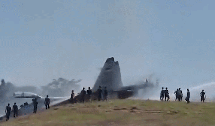 Tiêm kích Su-30 lao khỏi đường băng, suýt đâm vào hàng rào