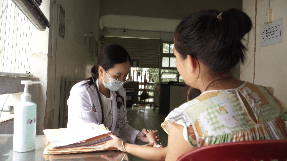 Gần 100.000 trẻ mắc tay ch&acirc;n miệng, phụ huynh kh&ocirc;ng chủ quan trước thềm năm học mới