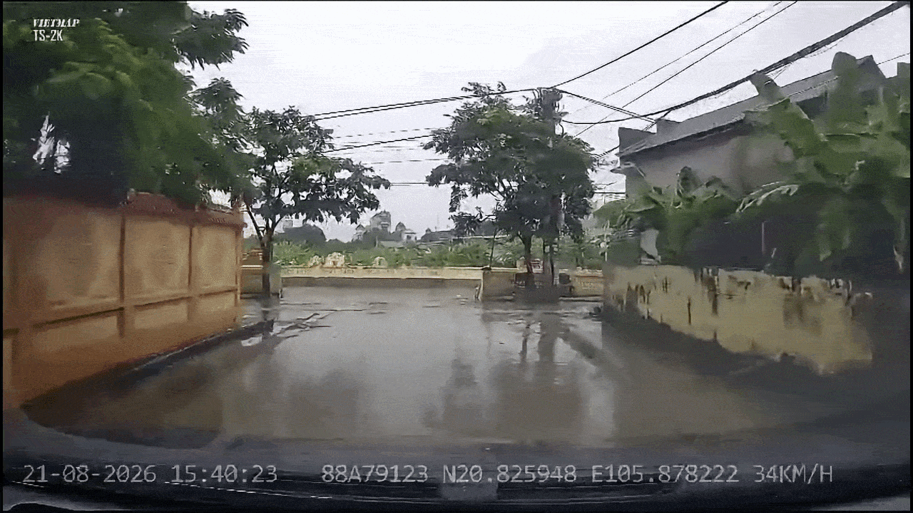 Clip: Mất tập trung, tài xế suýt lao ô tô xuống ao