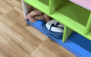 Vừa vào lớp, cô giáo mầm non liền phát hiện khoảnh khắc đáng yêu nơi góc tủ