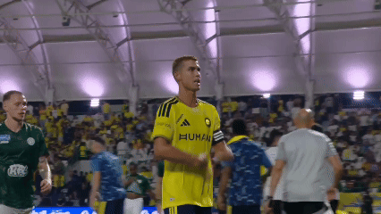 Ronaldo bực tức khi bị thay ra ngay đầu hiệp hai