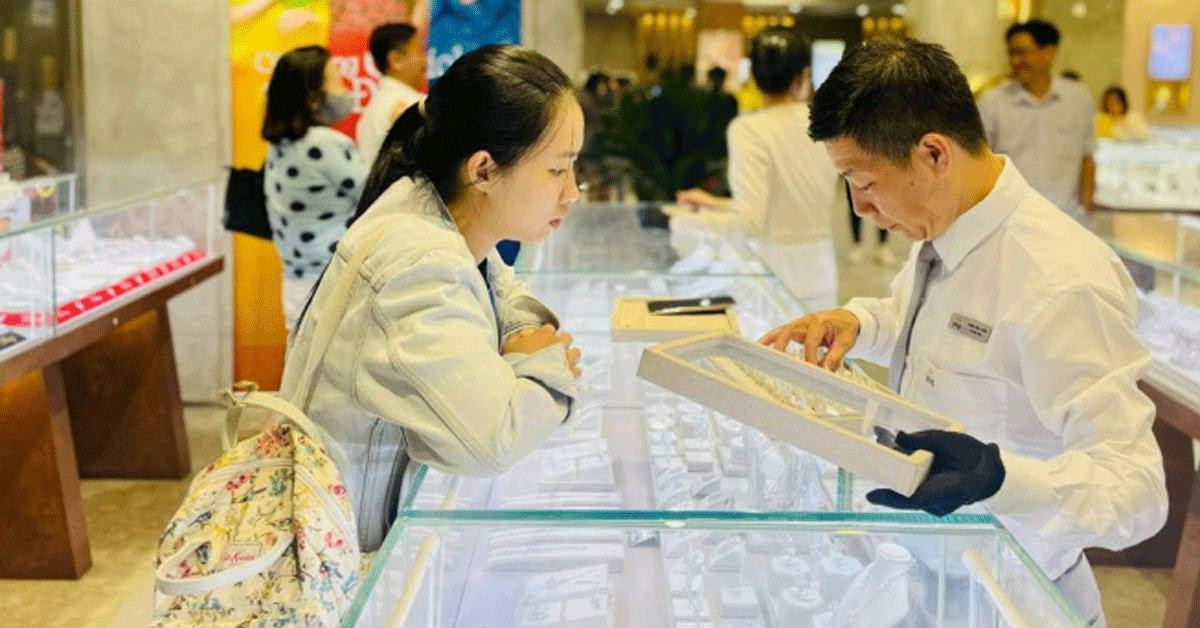 PNJ hậu cú sốc kim cương, 'cá mập' lao tới đánh cược gì ở đây?