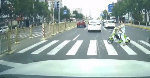 &Ocirc; t&ocirc; ph&oacute;ng nhanh t&ocirc;ng người phụ nữ chở trẻ em đang qua đường