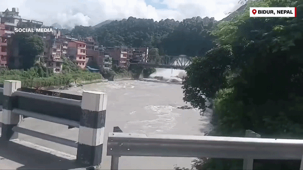Khối sông băng vỡ gây lũ quét như sóng thần ở biên giới Nepal - Trung