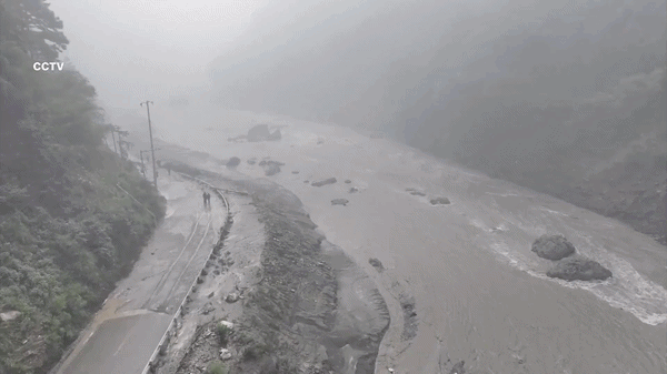 Khối s&ocirc;ng băng vỡ g&acirc;y lũ qu&eacute;t như s&oacute;ng thần ở bi&ecirc;n giới Nepal - Trung