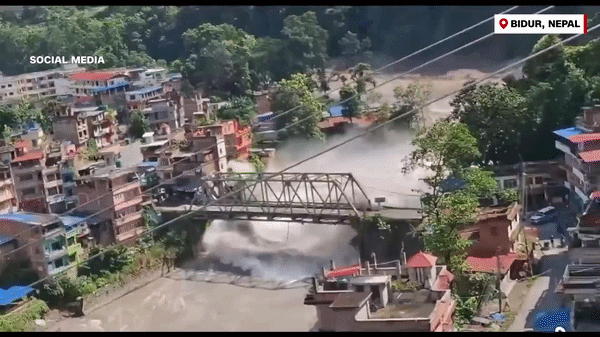 Khối s&ocirc;ng băng vỡ g&acirc;y lũ qu&eacute;t như s&oacute;ng thần ở bi&ecirc;n giới Nepal - Trung
