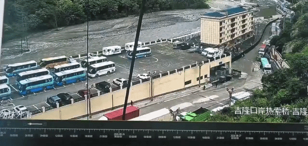 Th&aacute;o chạy trước khi lũ nuốt chửng khu phức hợp, 1.300 người mất t&iacute;ch