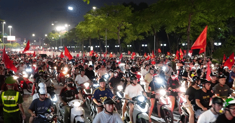 Hàng triệu người xuống đường ăn mừng Việt Nam bảo vệ ngôi vô địch ASEAN Cup