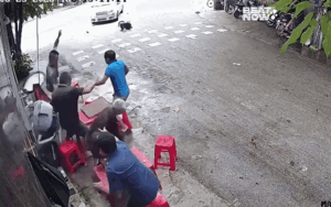 5 người đ&agrave;n &ocirc;ng đang chơi cờ, diễn biến tiếp đ&oacute; khiến tất cả nh&aacute;o nh&agrave;o bỏ chạy