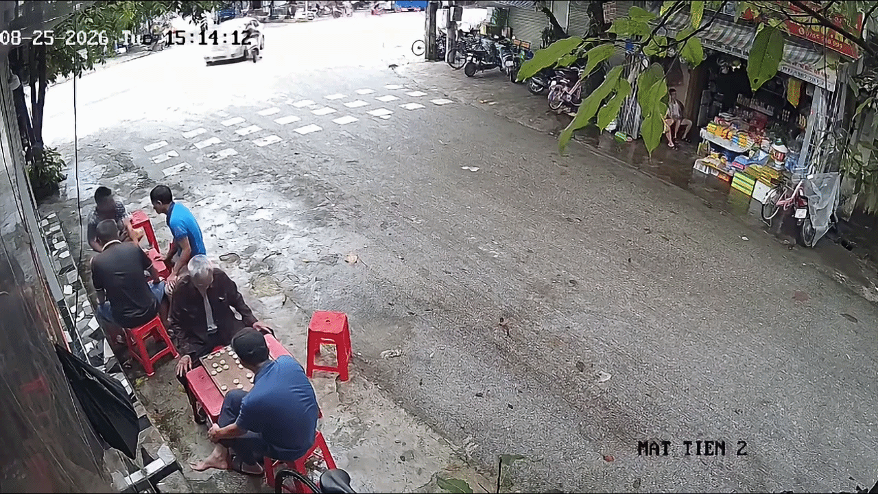 Clip: Va chạm với &ocirc; t&ocirc;, xe m&aacute;y lao v&agrave;o nh&oacute;m người chơi cờ ven đường