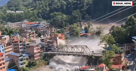 Cửa khẩu biên giới Nepal - Trung Quốc 'biến mất' sau lũ quét tàn khốc