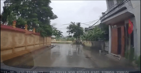 Th&oacute;t tim cảnh &ocirc; t&ocirc; su&yacute;t lao xuống ao nước do t&agrave;i xế kh&ocirc;ng ch&uacute; &yacute;