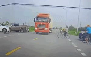 Người phụ nữ đạp xe 'cắt ngang' đầu xe container v&agrave; c&aacute;i kết 'th&oacute;t tim'
