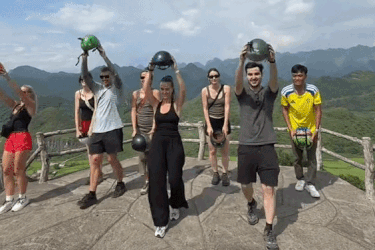 Khách Tây múa 'Việt Nam quê hương tôi' bằng mũ bảo hiểm ở Hà Giang