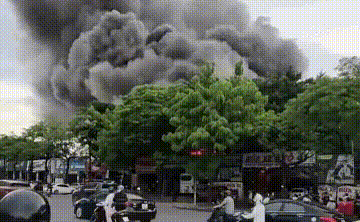 Lửa ch&aacute;y đỏ rực b&ecirc;n trong gara &ocirc;t&ocirc; tr&ecirc;n đường L&ecirc; Quang Đạo