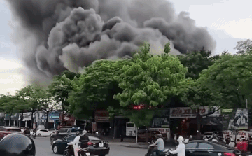 CLIP: Lửa ch&aacute;y đỏ rực b&ecirc;n trong gara &ocirc; t&ocirc; tr&ecirc;n đường L&ecirc; Quang Đạo