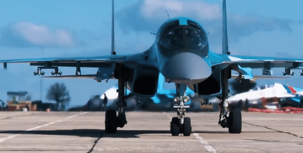 Su-34: Vì sao Sukhoi biến Su-27 thành máy bay ném bom tiền tuyến?