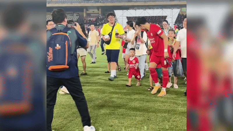 Khoảnh khắc Đình Bắc chạy theo con trai Quang Hải gây sốt
