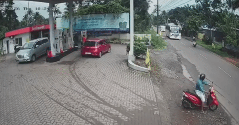Tránh xe máy, xe khách đâm đổ cột bê tông ở trạm xăng rồi lật nghiêng