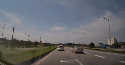 KIA Morning bất ngờ tạt đầu từ làn trái để rẽ ngang trên cao tốc gây bức xúc