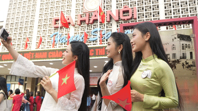 53 thí sinh Hoa hậu Việt Nam thưởng cốm, uống trà, nghe hát xẩm trên Chuyến tàu Độc lập 5 cửa ô
