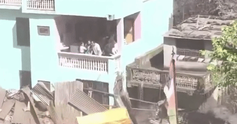 Ngôi nhà trụ vững giữa dòng lũ quét cuồn cuộn, giúp cả gia đình thoát nạn