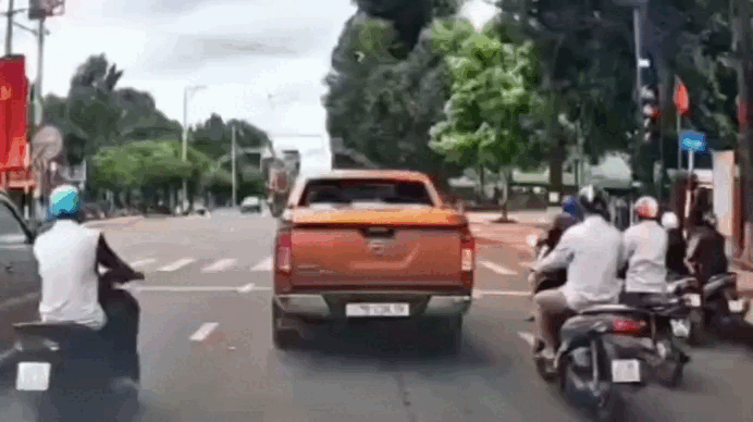 Đang dừng đèn đỏ, tài xế bất ngờ nhấn ga vượt giao lộ