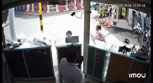 Video khó tin: Tài xế xe buýt ở Colombia quên đóng cửa, vô tình cứu mạng người