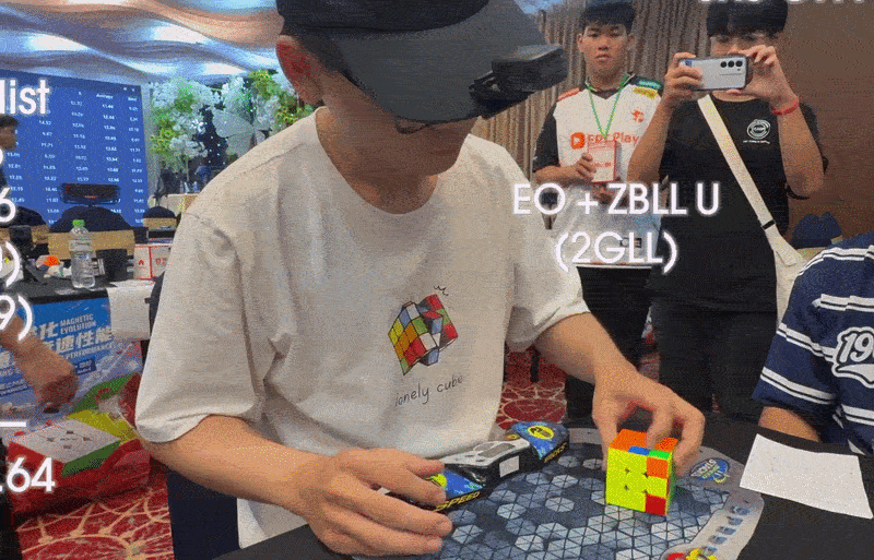 Nhà vô địch rubik một tay làm trọng tài cho VĐV top 1 thế giới