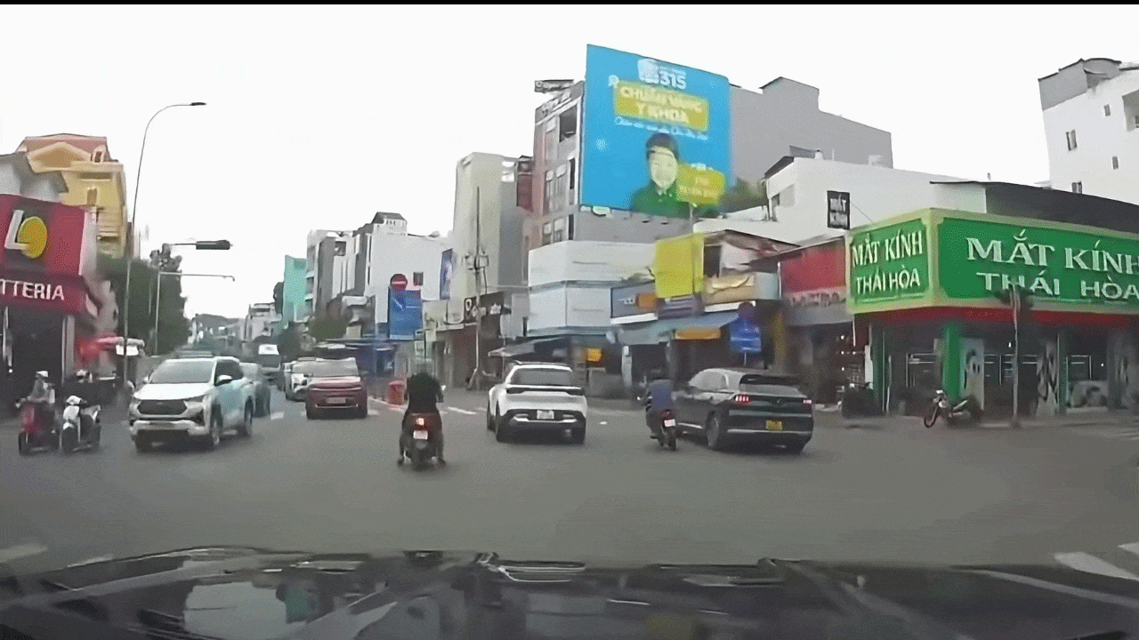 Clip: Ô tô vượt phải, xô ngã xe máy rồi bỏ đi