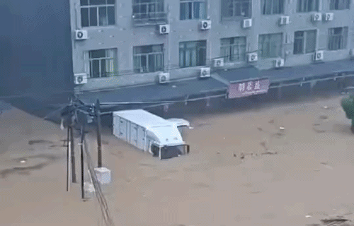 B&atilde;o Saudel 'hồi sinh', lũ cuồn cuộn nhấn ch&igrave;m phố x&aacute; Trung Quốc