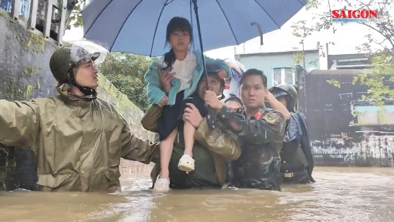 Mưa lớn ở Gia Lai, nhiều nh&agrave; d&acirc;n bị ngập đến 1,2m