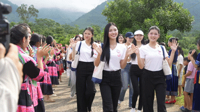 C&aacute;c chị đẹp v&ugrave;ng ch&egrave; mong Hoa hậu Việt Nam đưa Lai Ch&acirc;u đến gần du kh&aacute;ch