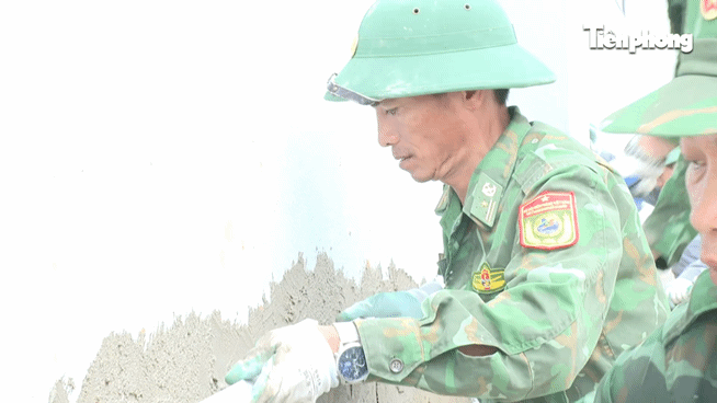 Xuyên lễ bám công trường, người lính quân hàm xanh đưa trường vùng biên về đích