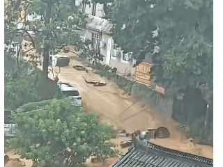 Nhà cửa, ôtô Trung Quốc bị cuốn phăng trong lũ do bão Saudel