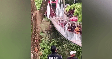 Cầu treo vừa khánh thành bất ngờ đứt cáp, hàng chục người bám cầu thoát nạn