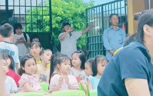 Đến trường mầm non đón cháu, người ông khiến ai cũng thích thú bởi hành động đáng yêu
