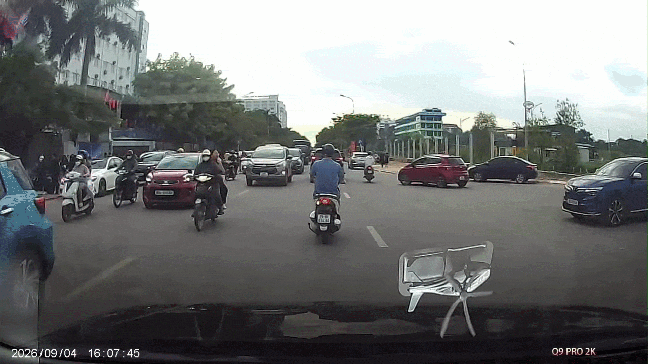 Clip: Sang đường từ góc khuất, xe máy gây họa cho xe khác
