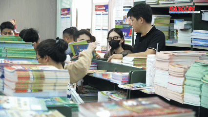 Phụ huynh xếp hàng mua từng cuốn sách giáo khoa
