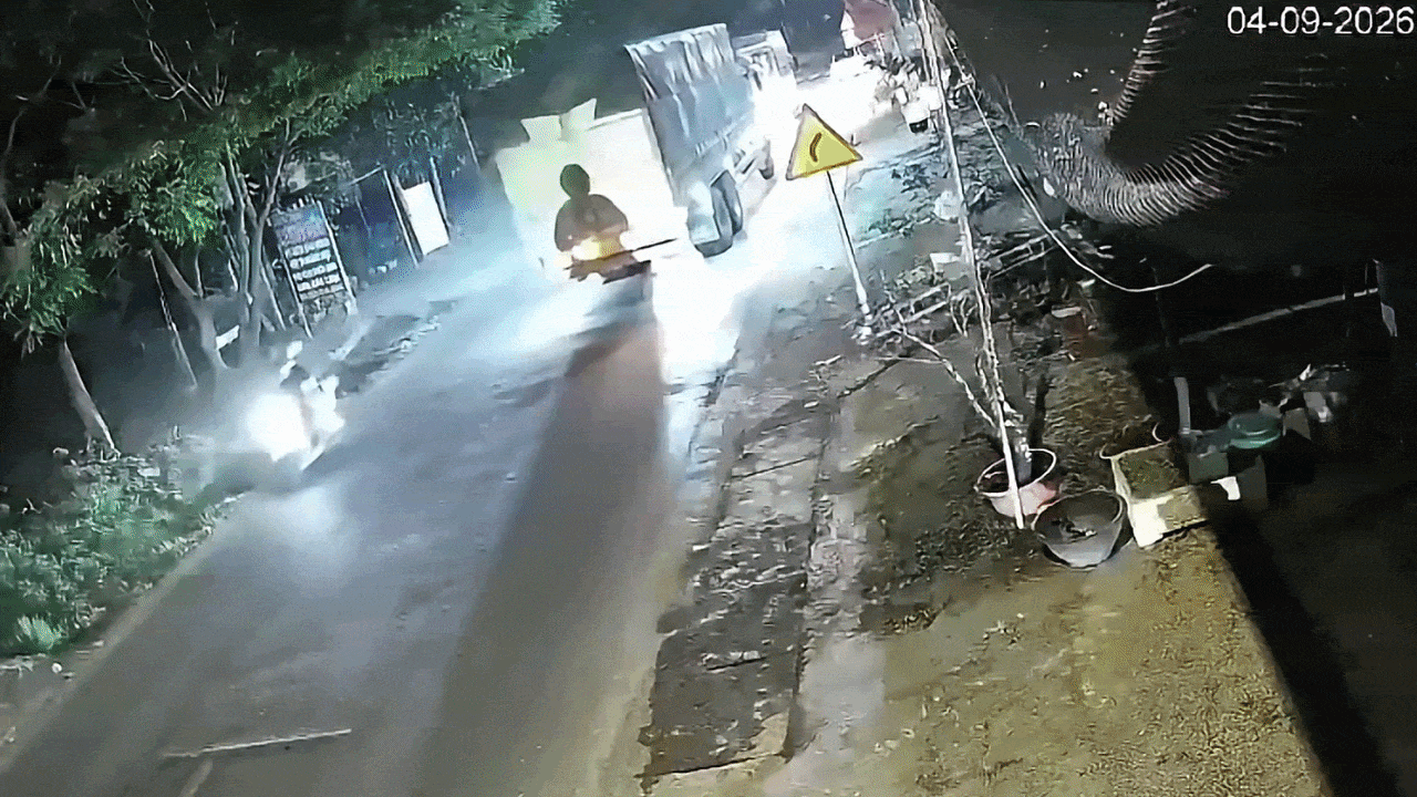 Clip: Xe máy phóng nhanh, lao thẳng vào đuôi ô tô tải