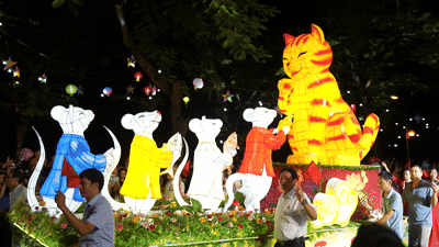 Trầm trồ trước những mô hình đèn Trung thu thắp sáng Thành cổ Sơn Tây