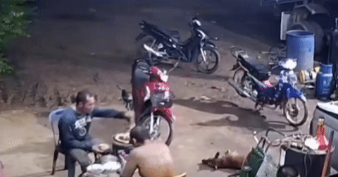 Bếp than bất ngờ phát nổ như bom ngay trên bàn ăn khiến hai người bị bỏng