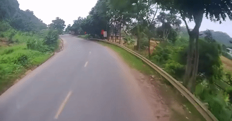 Bị xe máy tạt đầu, ô tô ăn thua tăng tốc đuổi theo để dằn mặt gây tranh cãi