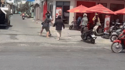[Clip] Nhóm nam nữ đánh nhau giữa đường gây náo loạn